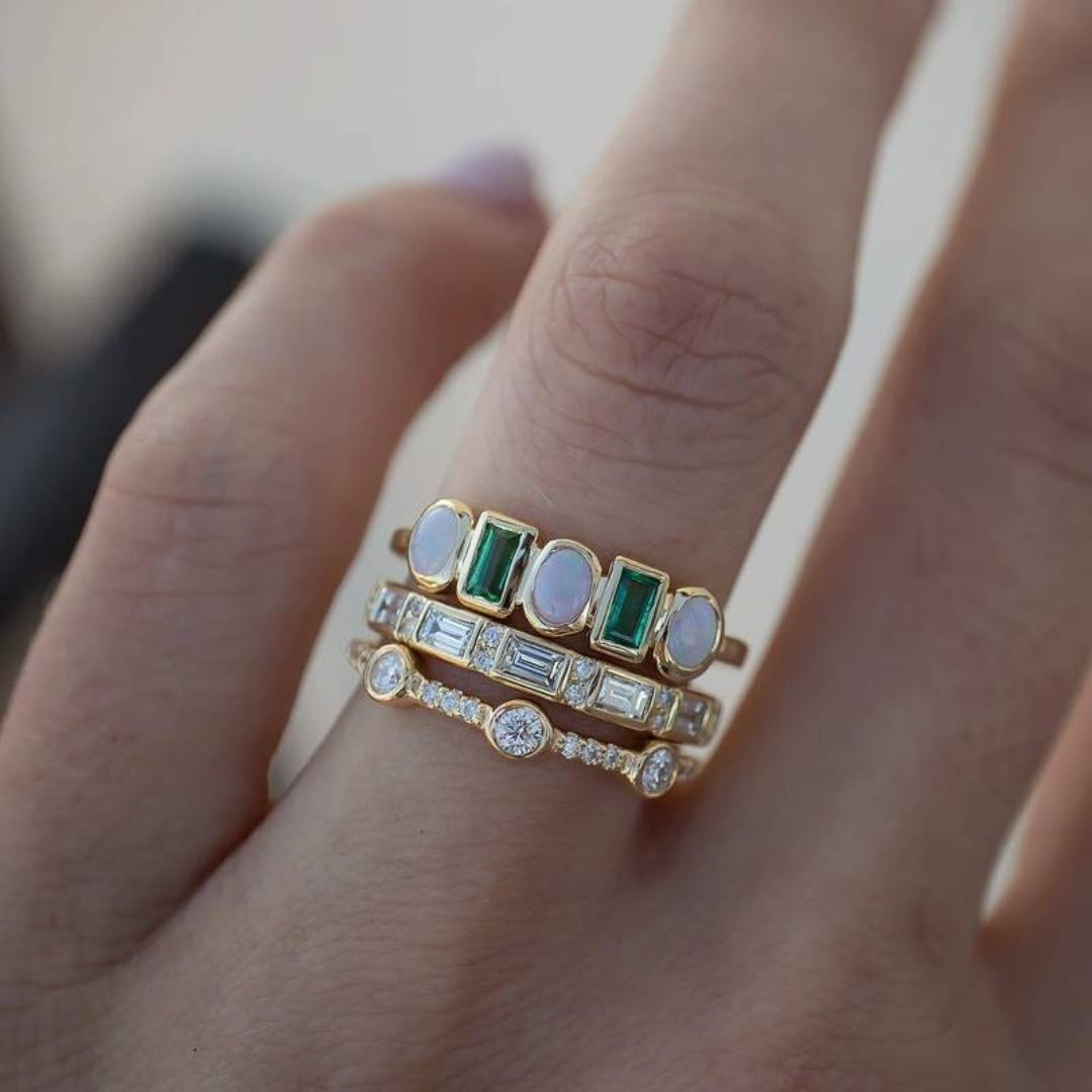 Anello vintage con opale bianca e verde