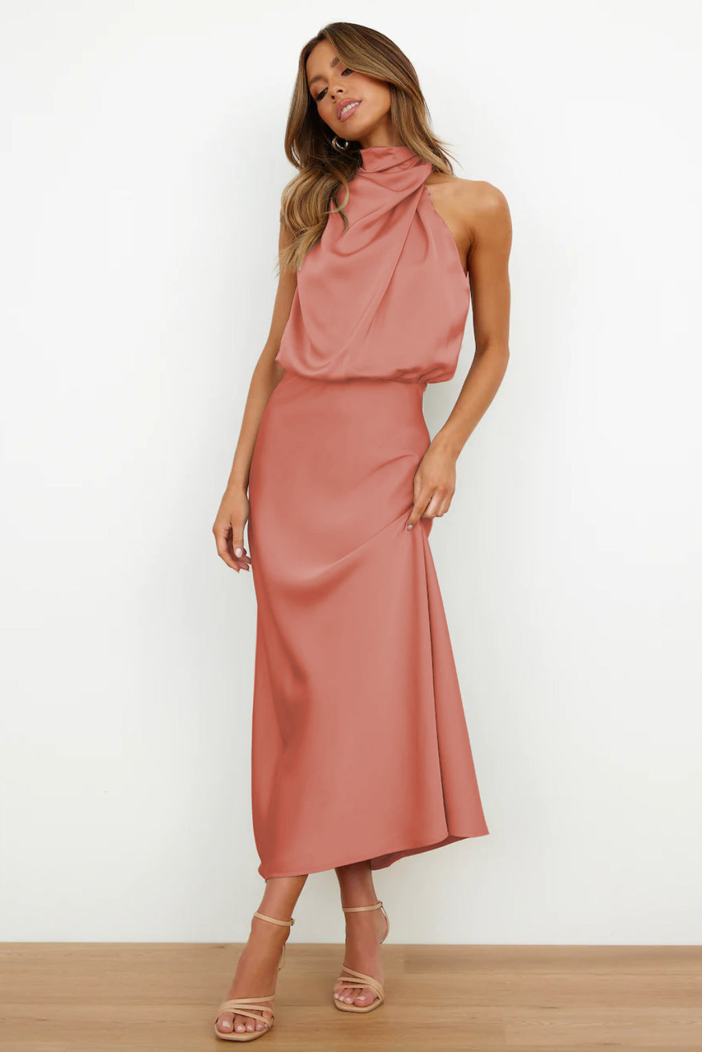 Verona | Abito Lungo in Satin dalla Linea Femminile