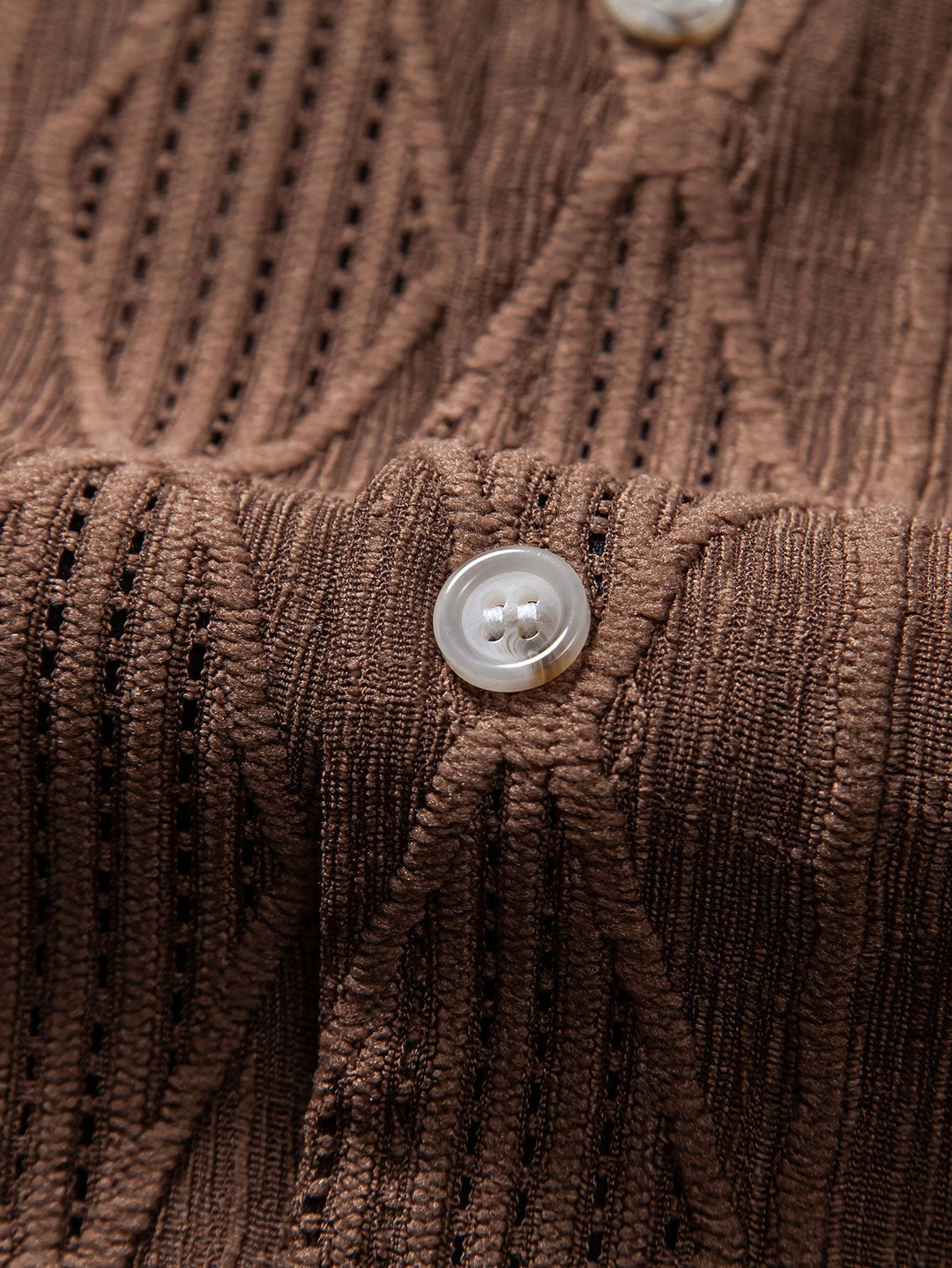 Camicia Cubana con Occhielli in Jacquard Geometrico e Pantaloni Corti Texturizzati Arricciati