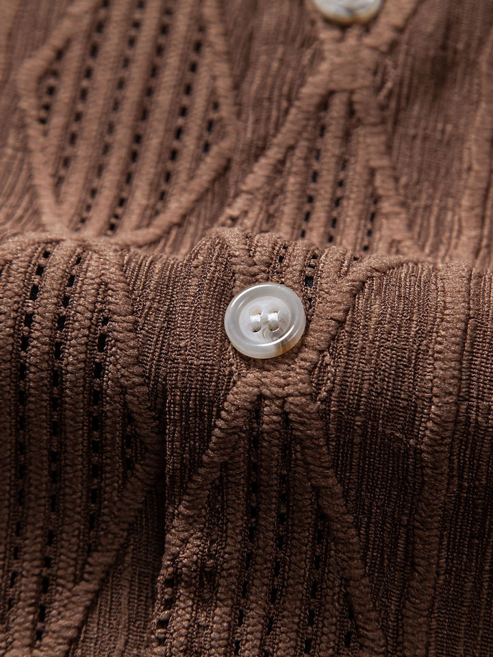 Camicia Cubana con Occhielli in Jacquard Geometrico e Pantaloni Corti Texturizzati Arricciati