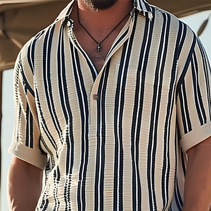 Camicia a maniche corte con colletto a V e righe per uomo