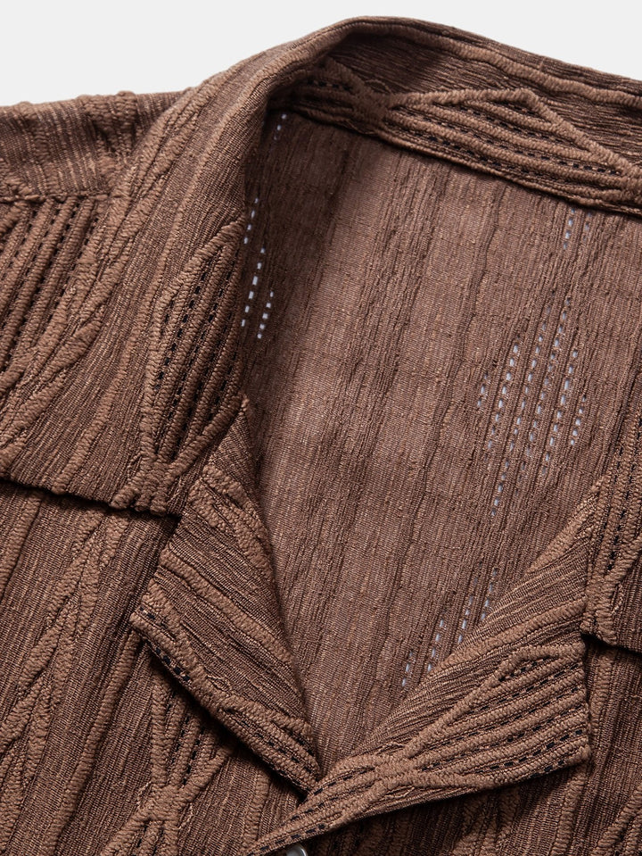 Camicia Cubana con Occhielli in Jacquard Geometrico e Pantaloni Corti Texturizzati Arricciati